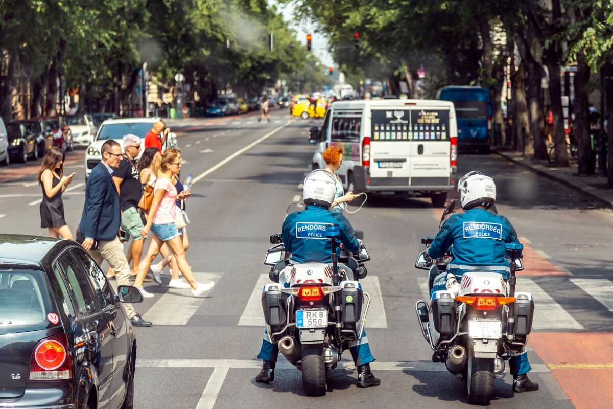Azonnal segített a két magyar rendőr – videón, ahogyan betolnak egy régi Opelt