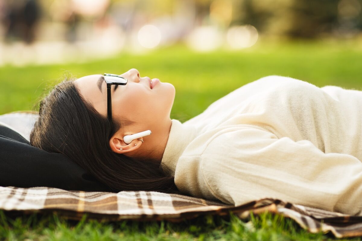 Az AirPods már tudja, mikor alszol – új funkció az iOS 26-ban