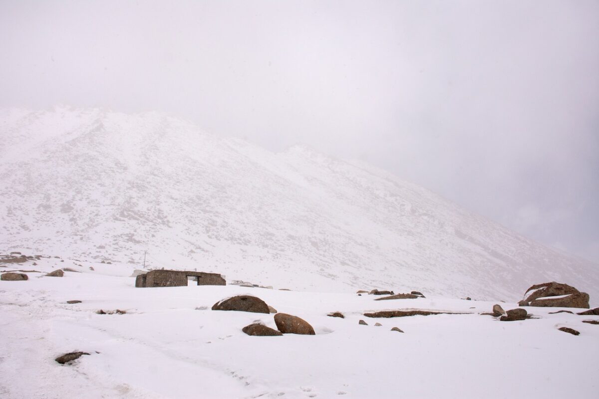 Hóvihar ejtett csapdába közel ezer embert a Mount Everest tibeti oldalán