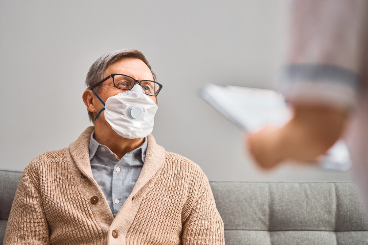 Egyre csak terjed az új Covid – újabb helyen vált kötelezővé a maszkviselés