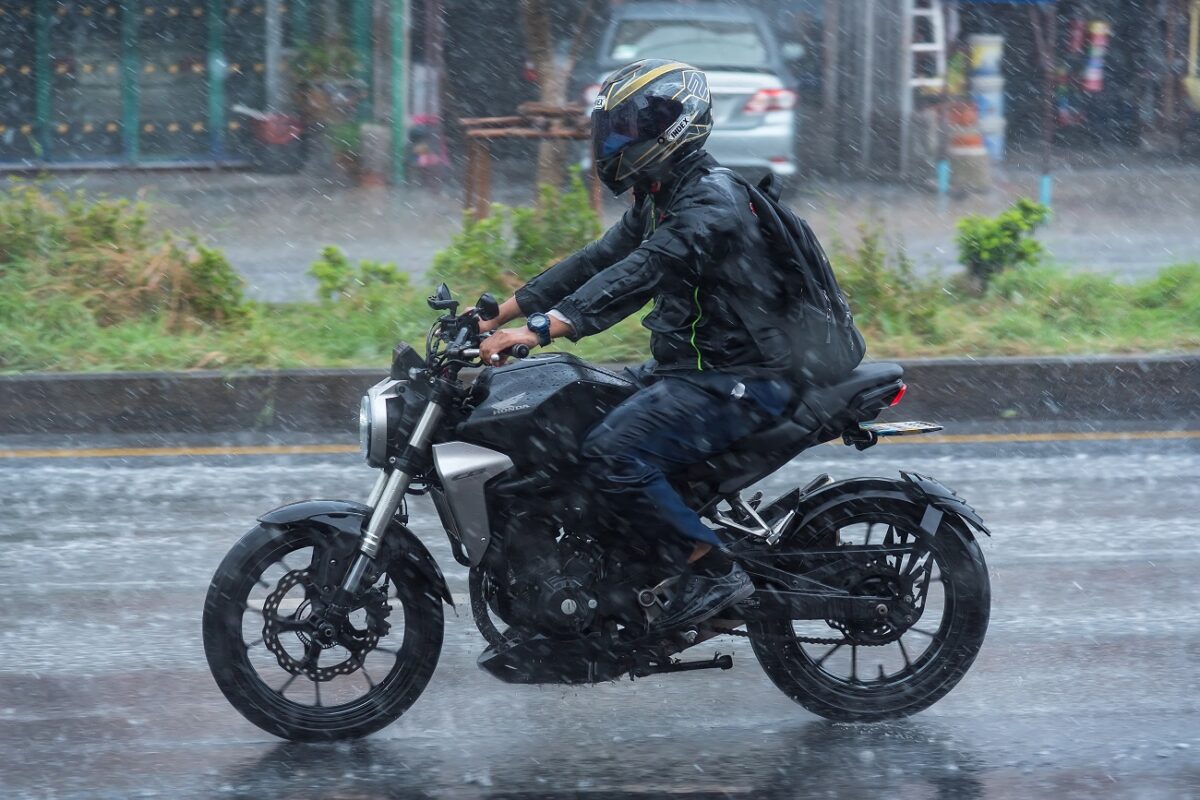 Esőben motorozol? Ezek a felszerelések életet menthetnek