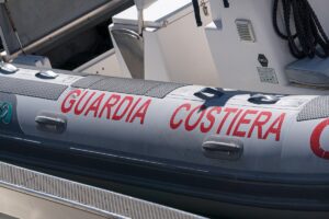 Tragédia az olasz partoknál – legkevesebb két tucat ember eltűnt egy hajóbalesetben, egy terhes nő meghalt