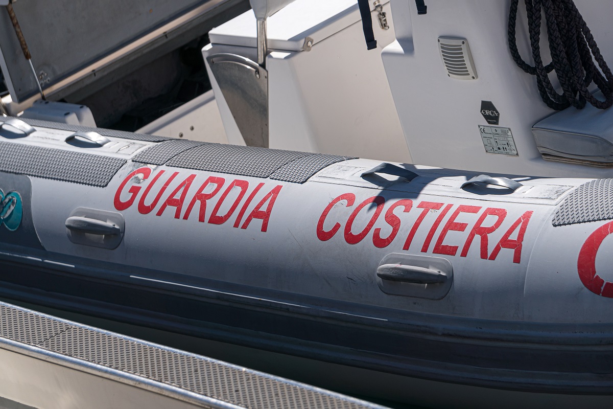 Tragédia az olasz partoknál – legkevesebb két tucat ember eltűnt egy hajóbalesetben, egy terhes nő meghalt