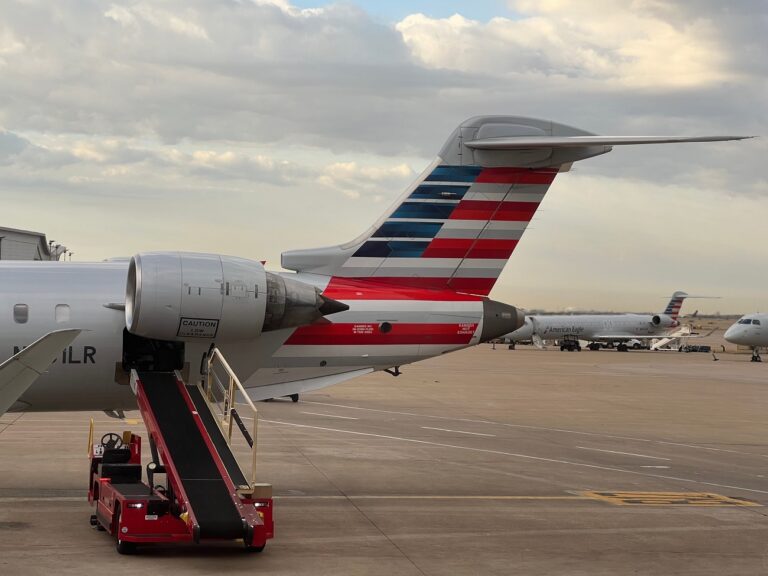 Videón a repülőtéren elszabadult üzemanyag-tömlő – hatalmas erővel ömlött a kerozin