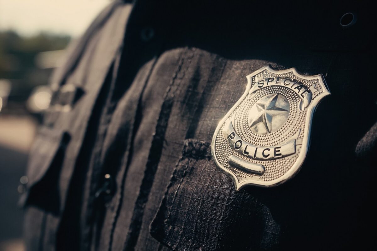 Tragikus sors – tiszteletbeli rendőr lett egy 12 éves fiú, mielőtt lekapcsolták a lélegeztetőgépről