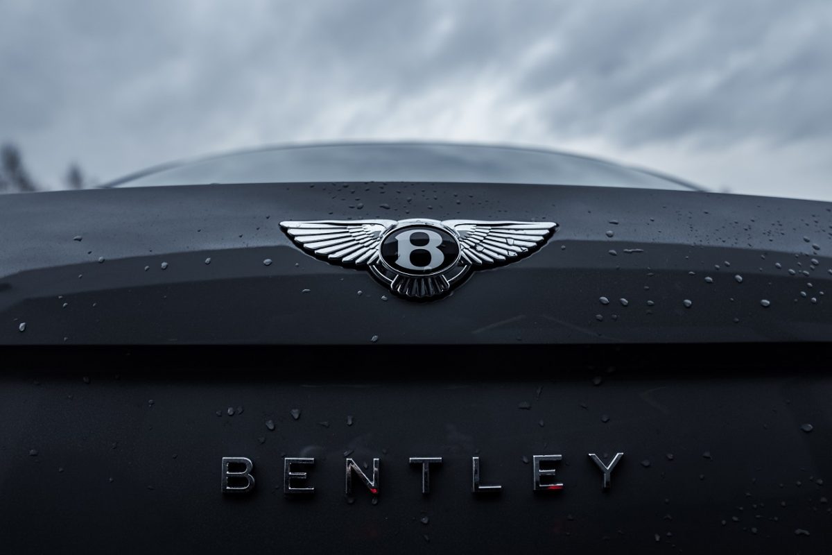 Tengerbe csúszott egy 74 éves nyugdíjas a 23 milliós Bentley luxusautójával, pár percen múlt az élete