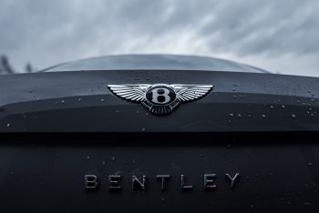 Tengerbe csúszott egy 74 éves nyugdíjas a 23 milliós Bentley luxusautójával, pár percen múlt az élete