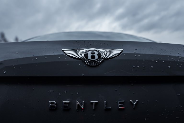 Tengerbe csúszott egy 74 éves nyugdíjas a 23 milliós Bentley luxusautójával, pár percen múlt az élete