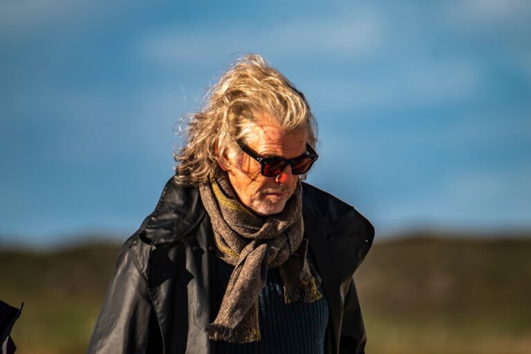 Tom Hardy és Pierce Brosnan gengszterdrámája újra a streaming toplistán