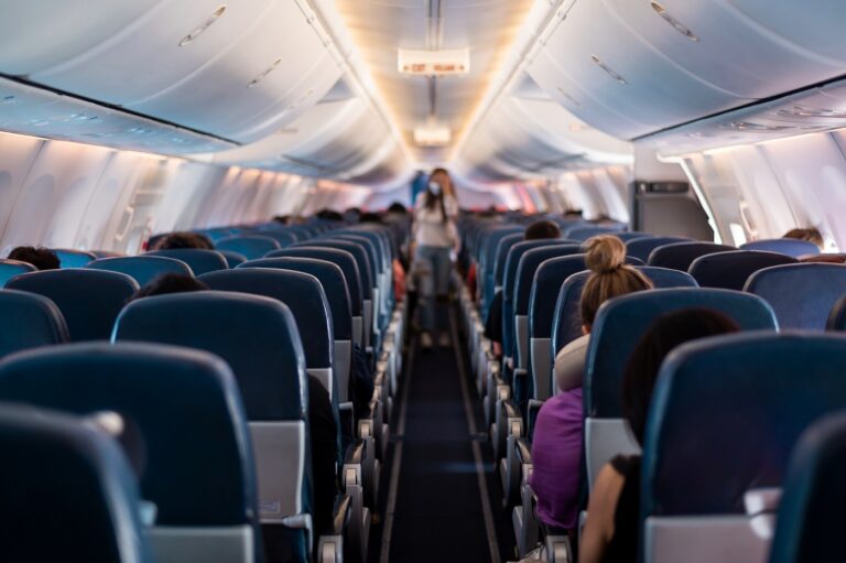 Repülés előtt ezt ne hagyd ki – így előzd meg a székrekedést a levegőben