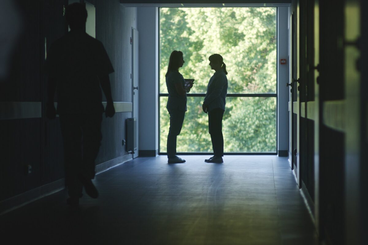 Otthonszülés után halt meg egy 34 éves anya és újszülött kislánya