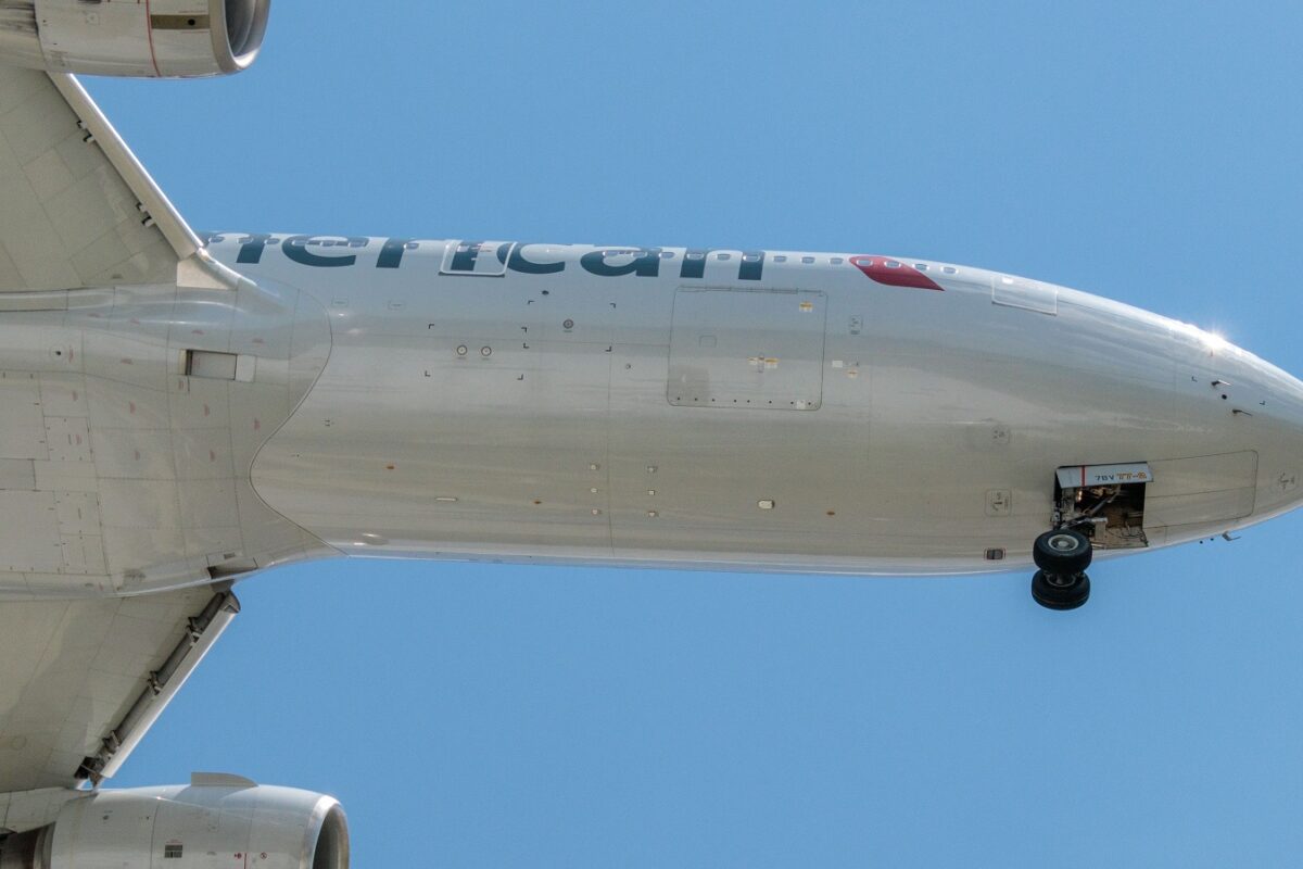 Kopogást halottak a pilótafülke ajtaján – azonnal kényszerleszállást hajtott végre az utasszállító