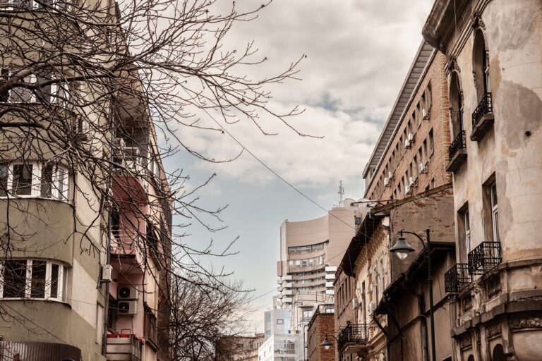 Hatalmas gázrobbanás történt egy 8-emeletes panelházban, többen meghaltak