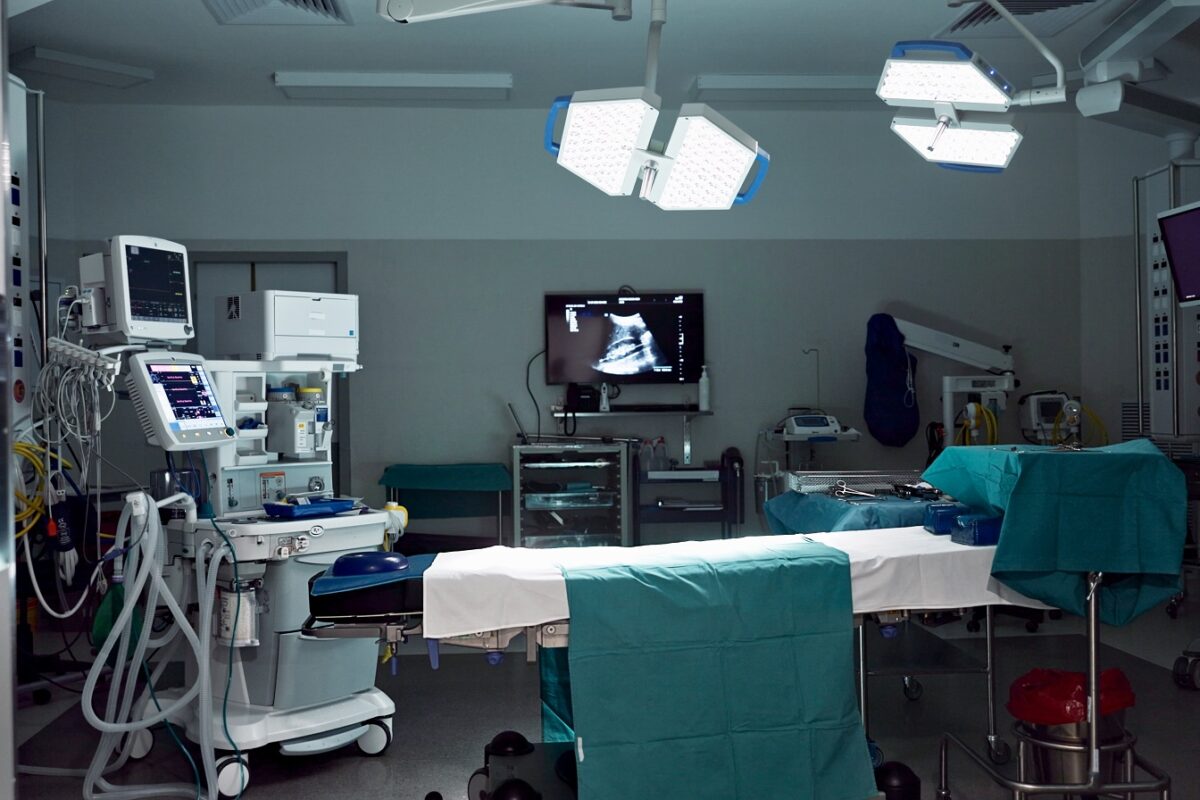 Letartóztattak egy elismert idegsebészt – hihetetlen, amit a műtét alatt csinált