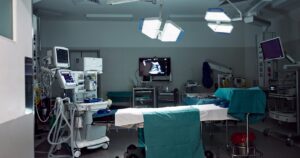 Letartóztattak egy elismert idegsebészt – hihetetlen, amit a műtét alatt csinált