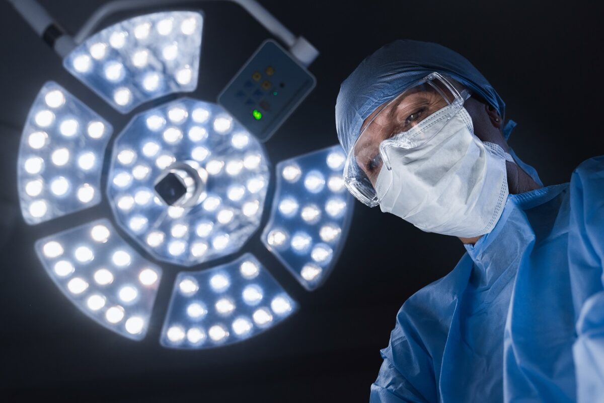 Agyműtét közben klarinétozott egy Parkinson-kórral élő nő