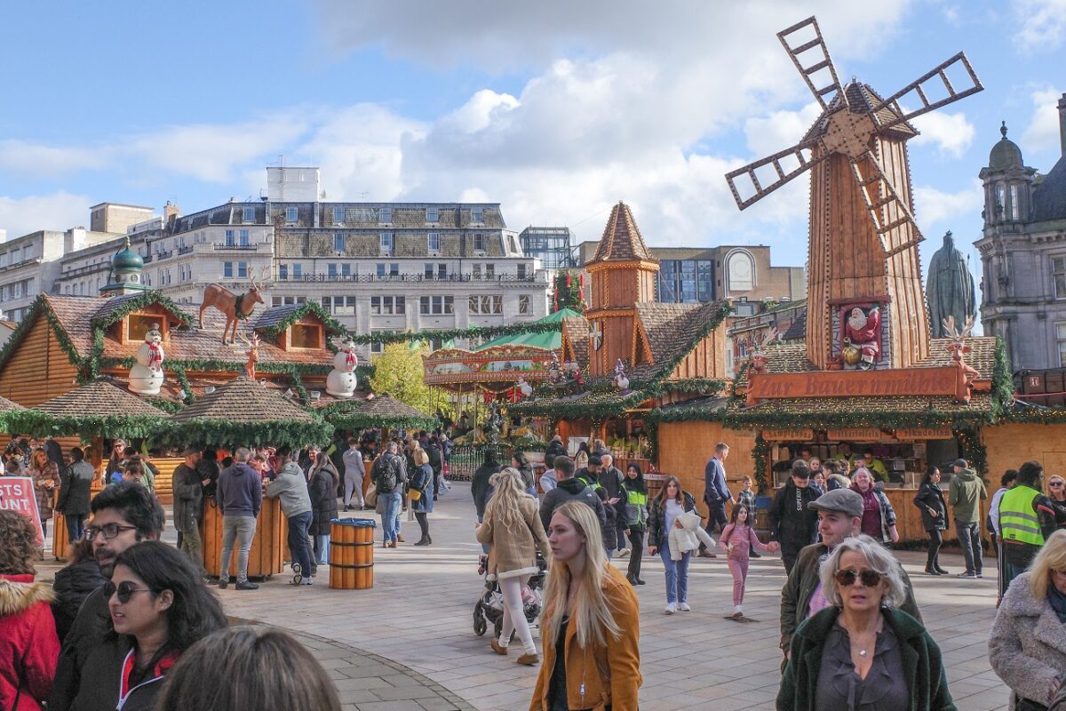 Egy varázslatos európai karácsonyi vásár több mint 100 standdal