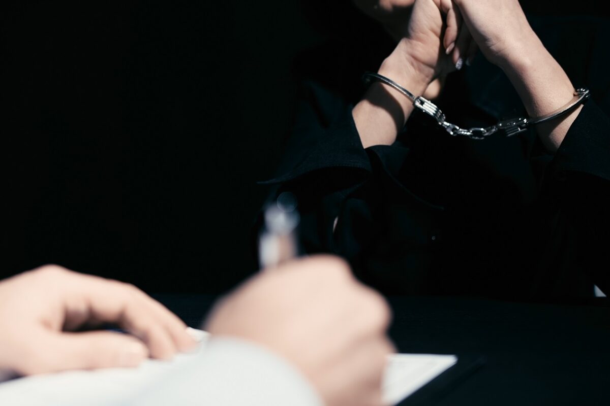 Egy nagy termoszt rejtett a testébe egy visszaeső bűnöző – a 26. letartóztatásnál bukott le