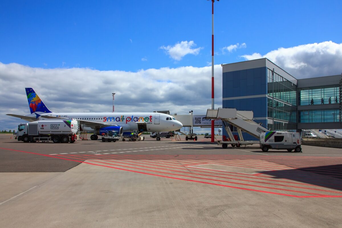 Újabb légi incidens Európában – cigarettacsempész léggömbök bénítottak meg egy ismert repülőteret