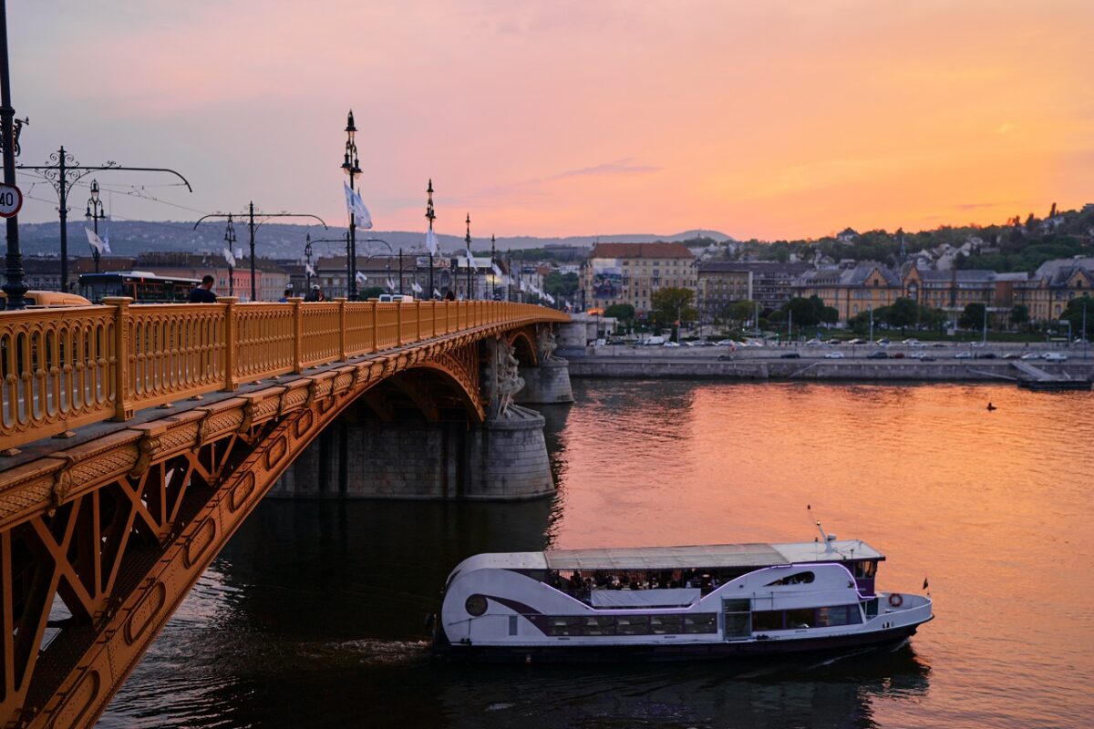Drámai balesettel indult a vasárnap – Dunába hajtott egy autós Óbudán