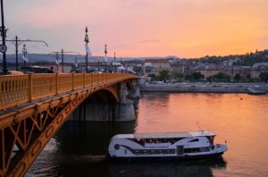 Drámai balesettel indult a vasárnap – Dunába hajtott egy autós Óbudán