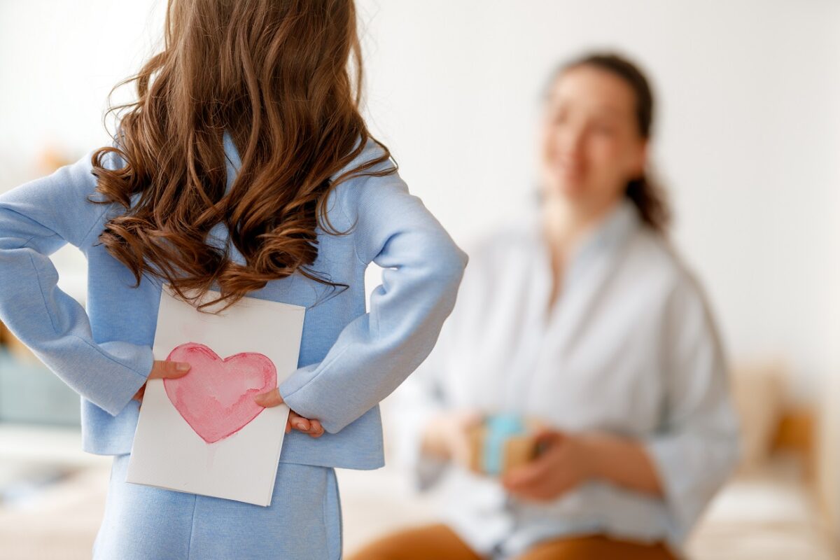 Egy anya drámai vallomása – szerinte kizárják a lányát az ajándékozásból