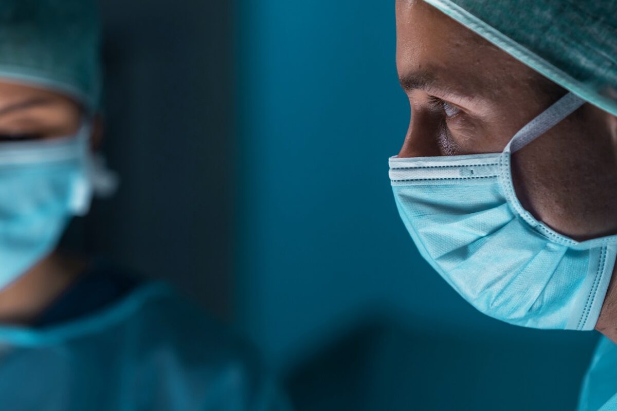 Egy ritka betegséggel élő férfi 18 éves korában megtudta, 22 évet kell várnia a csípőprotézis beültetésére