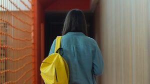 4 napra felfüggesztették az iskolából a 13 éves lányt, mert megszegte a „nevetséges” egyenruha-szabályt