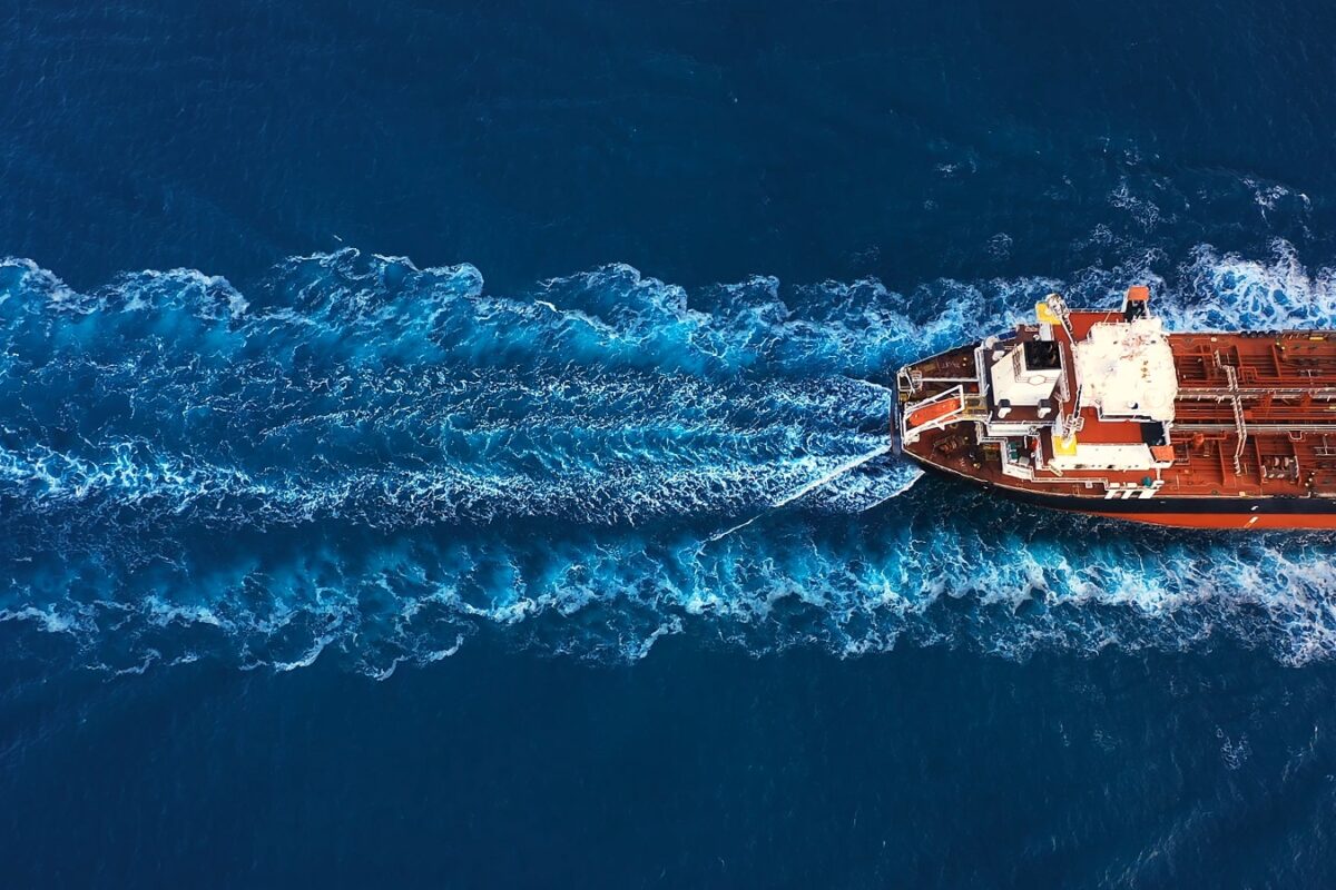 Kigyulladt egy olajtanker, legkevesebb 10 ember meghalt