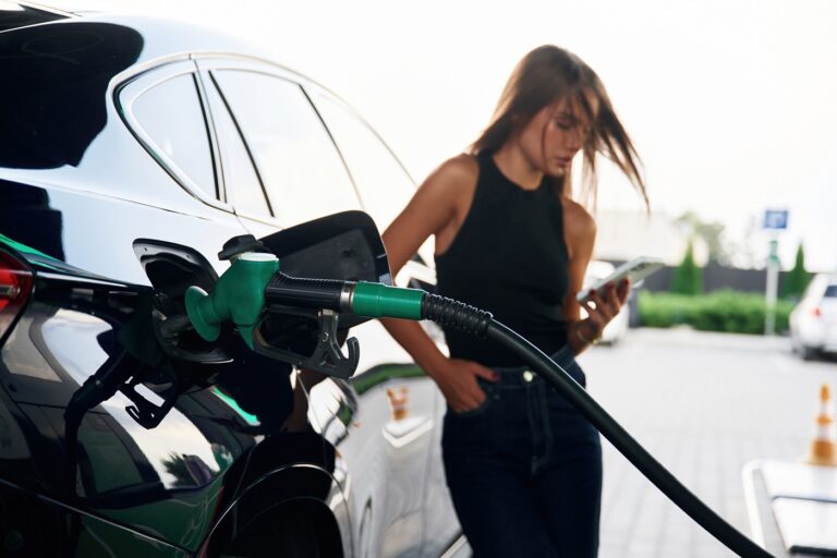 Kiderült, mennyiért tankolhatunk péntektől