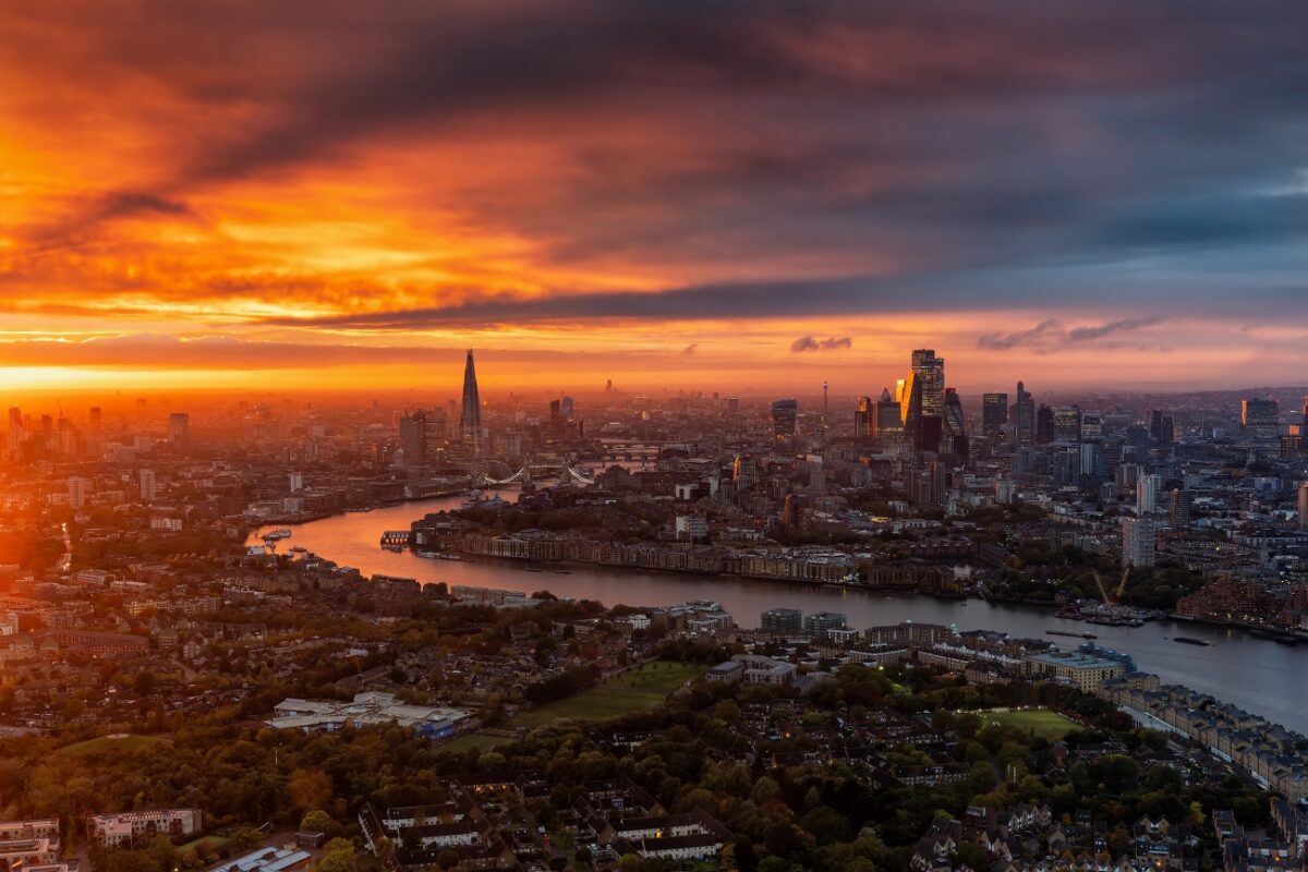 Botrányosan viselkedett egy futár – felvették, ahogyan a csomagokat dobálja a nyílt utcán