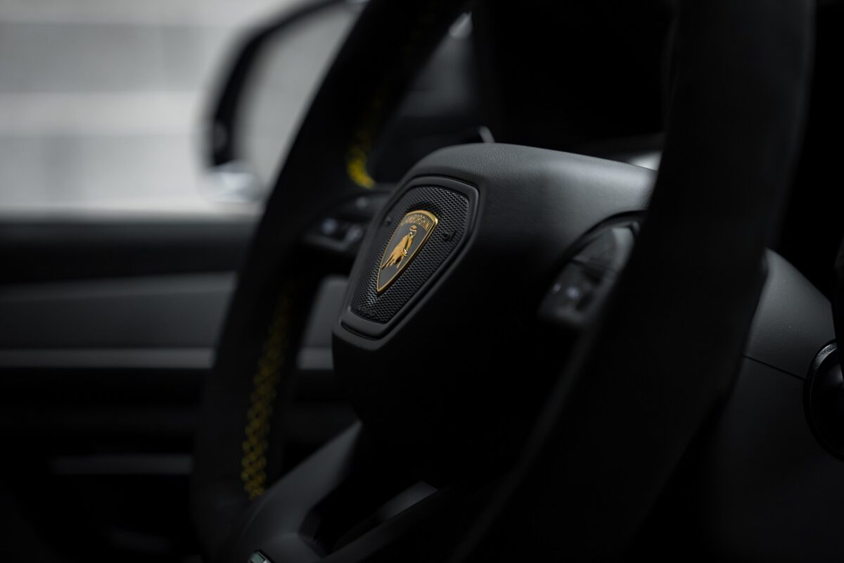 Holtan, lőtt sebbel a fején találtak rá a Lamborghinijében az ismert fiatal kriptokereskedőre