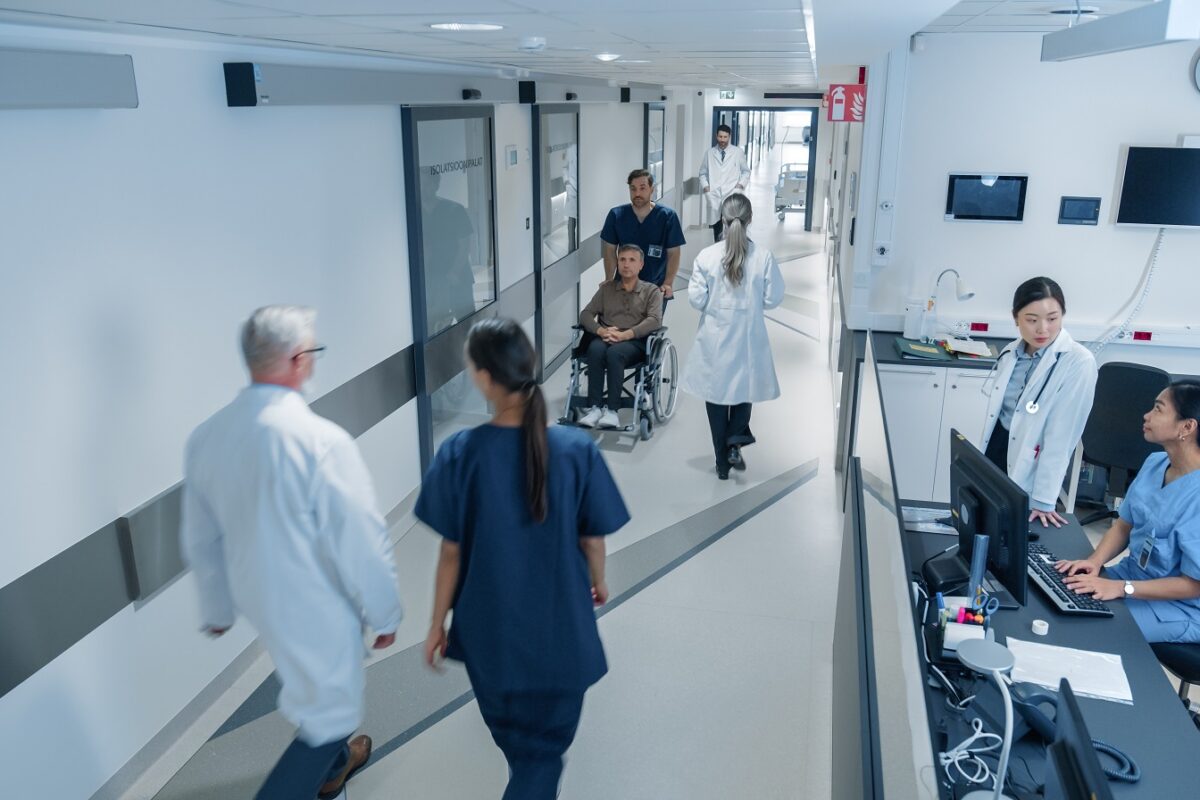 HIV-pozitív vérrel támadt kórházi dolgozókra egy fiatal férfi