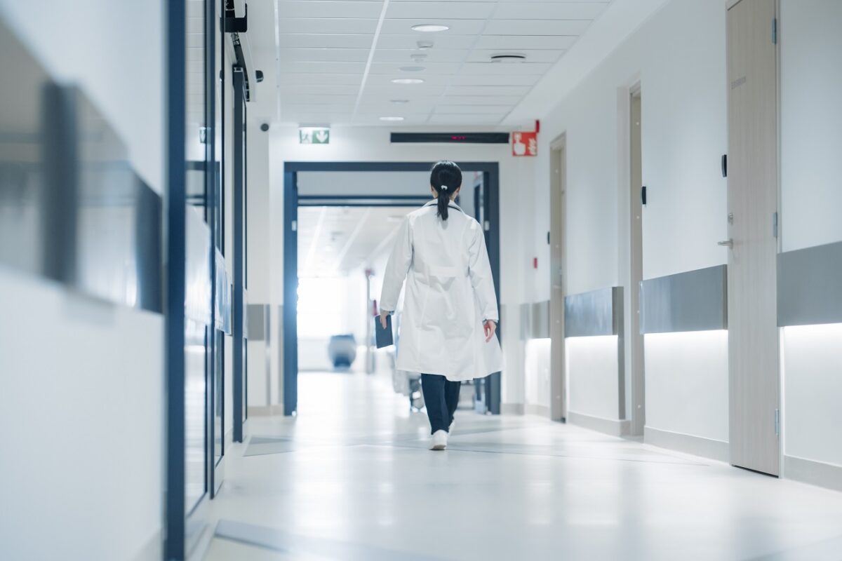 Rákosnak hazudta magát egy nő – 14 millió forintot csalt ki, majd mellplasztikára ment