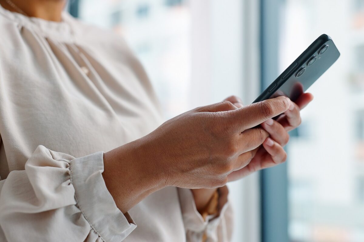 Egy nő telefonja gyorsabban merült a szokásosnál – kiderült, nyomkövető volt rajta