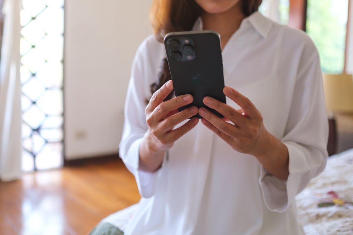 Forradalmi rejtett iPhone-funkciót találtak – így ébredhetünk kíméletesebben