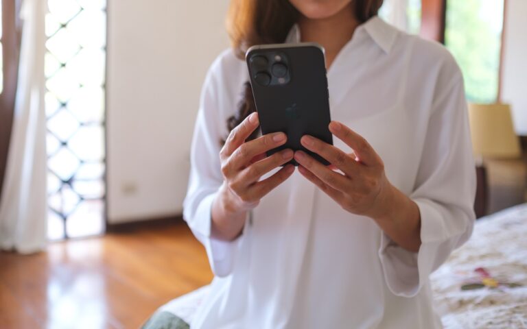 Forradalmi rejtett iPhone-funkciót találtak – így ébredhetünk kíméletesebben