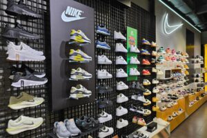 17 millió forintnyi sportcipőt loptak el – nem akárhogyan jutottak be a plázába