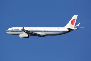 Drámai pillanatok a levegőben – lángoló akkumulátor okozott pánikot az Air China utasszállítóján