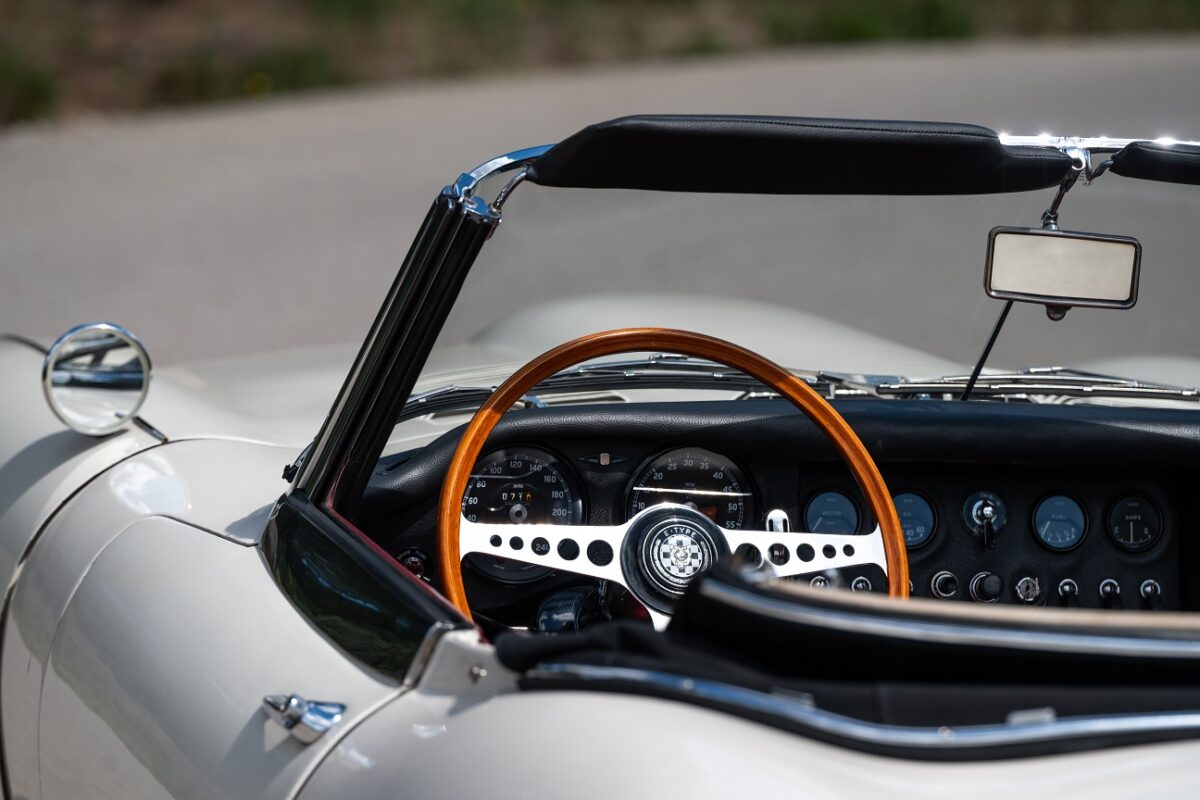 15 év pora alatt rejtőzött ez a klasszikus autó – a Jaguar E-Type V12 feltámadása