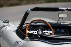 15 év pora alatt rejtőzött ez a klasszikus autó – a Jaguar E-Type V12 feltámadása