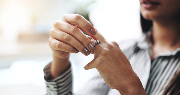 Nyolc éve él boldogtalan házasságban egy nő, most az örökség adhat számára kiutat