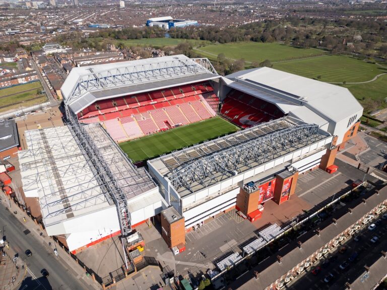 Gyülekeznek a sötét felhők a Liverpool felett