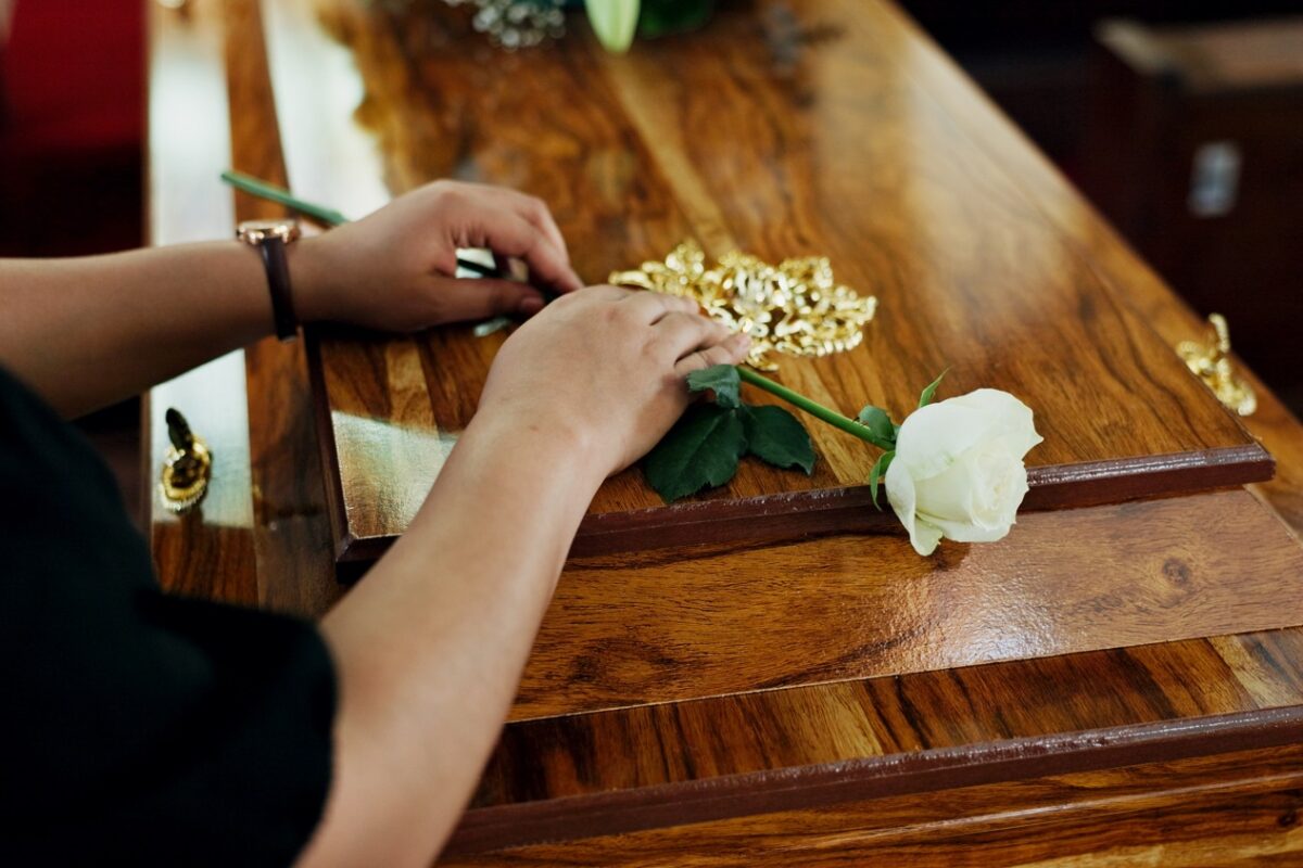 Az orvosok egy 24 éves, egészséges nő bőrkiütéseit allergiának tulajdonították, hazaküldték, majd ezután meghalt