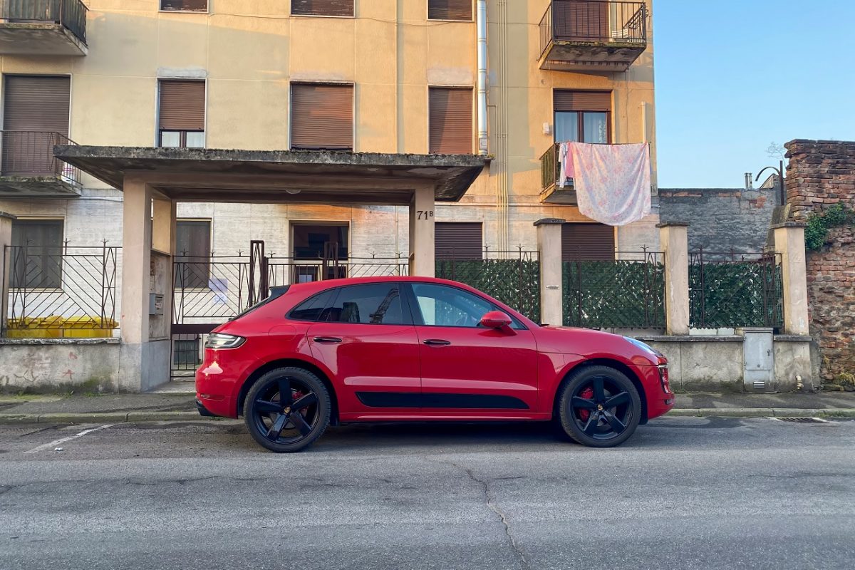 Olyan részeg volt a Porschét vezető anya, hogy térden csúszott a rendőrök előtt