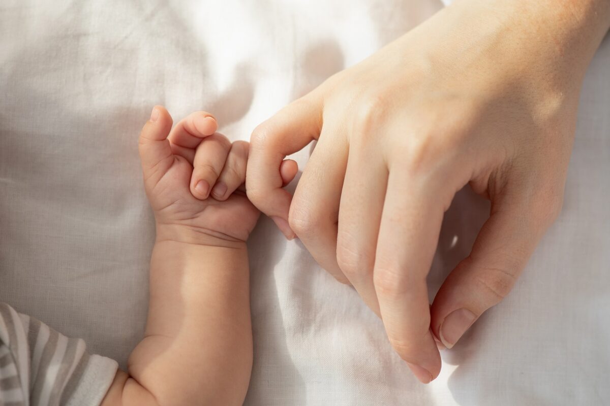 Egy 2 éves kisfiú segített világra hozni húgát a fürdőszobában