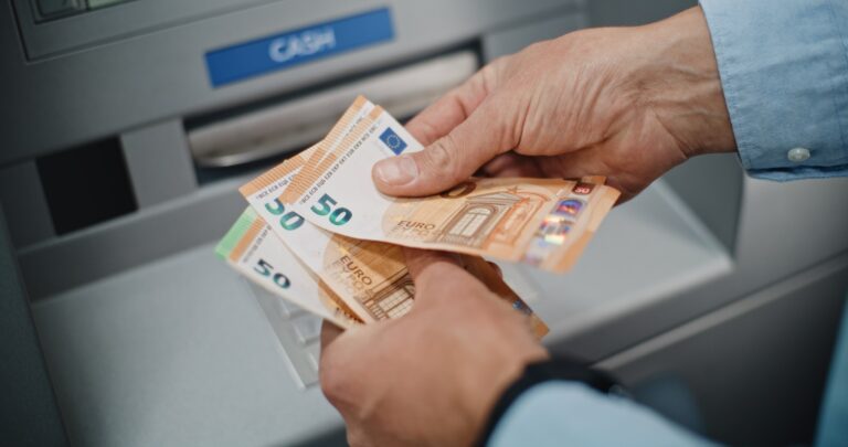 393 forint alatt az euró, 338 felett a dollár szerda reggel