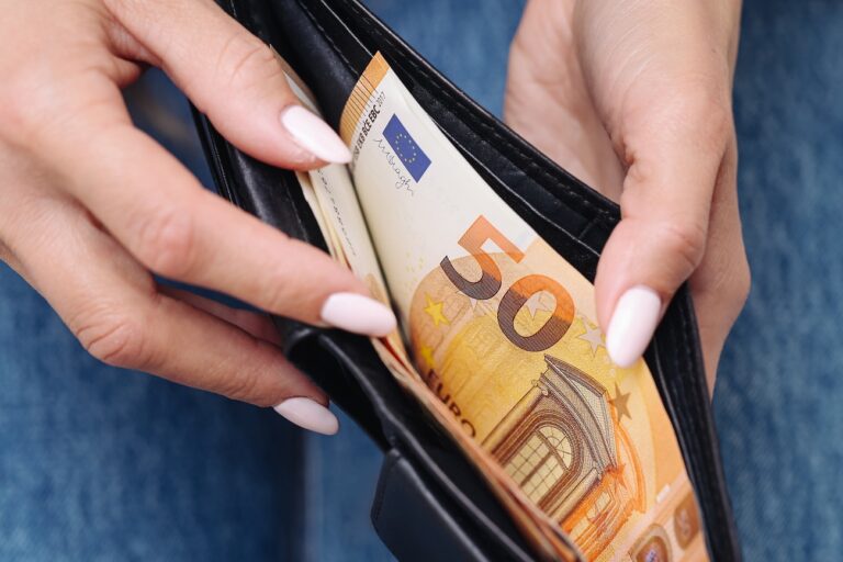 Alig mozdult a forint árfolyama péntekre, ennyiért válthatunk eurót