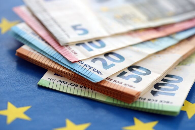 Erősödő euró, gyengülő dollár – reggeli pénzpiaci körkép Magyarországról