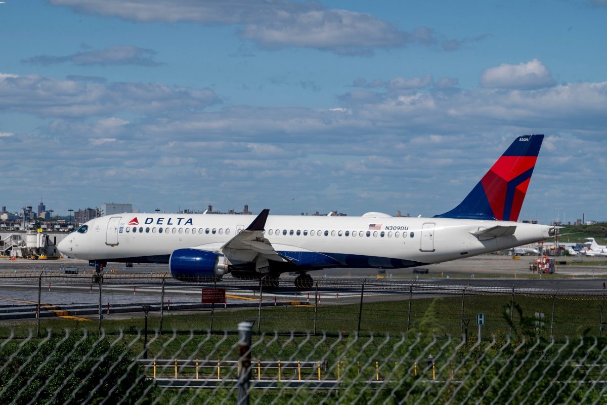 Abszurd incidens a repülőtéren – gurulás közben ütközött össze két repülő (videó)